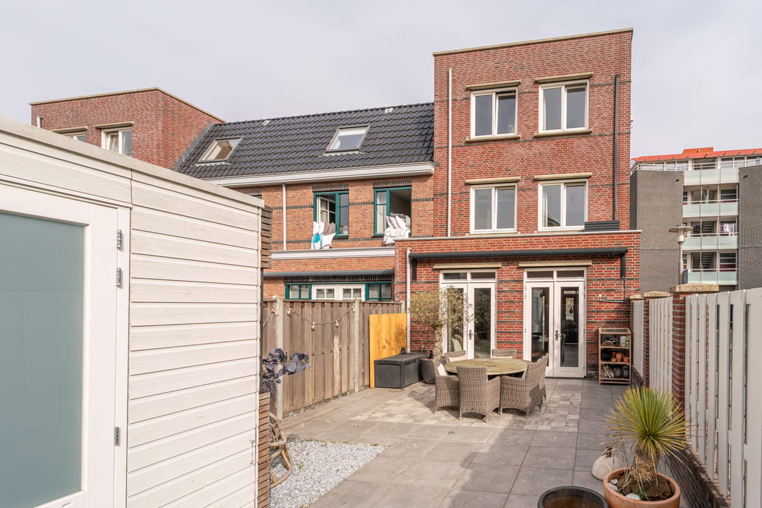 Spacious Corner Home with Harbor View in Katwijk — 31