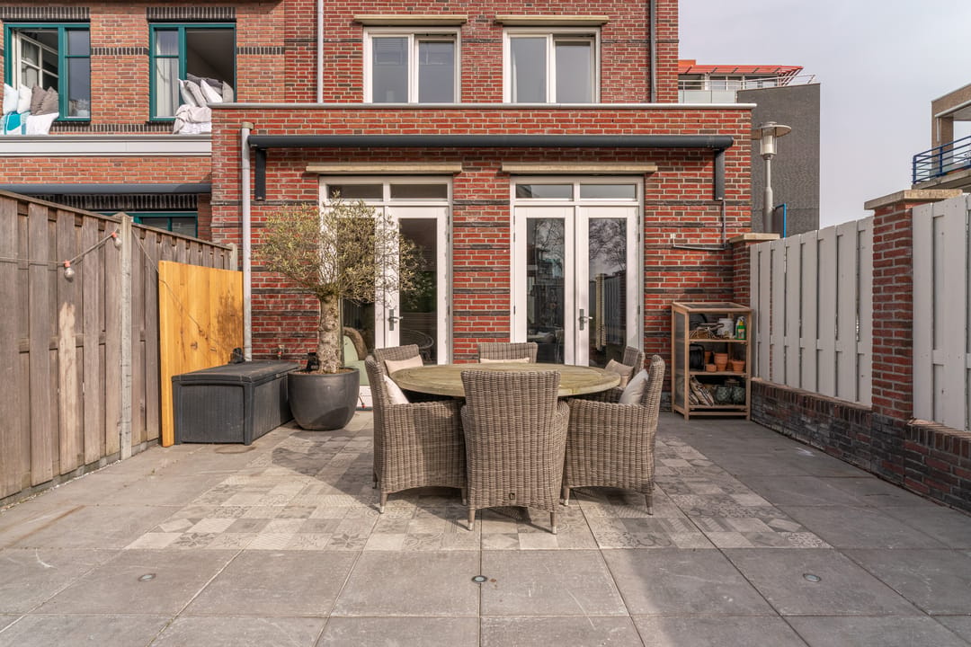 Spacious Corner Home with Harbor View in Katwijk — 32