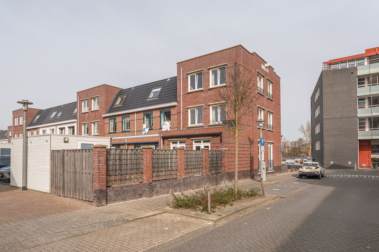 Spacious Corner Home with Harbor View in Katwijk — 35