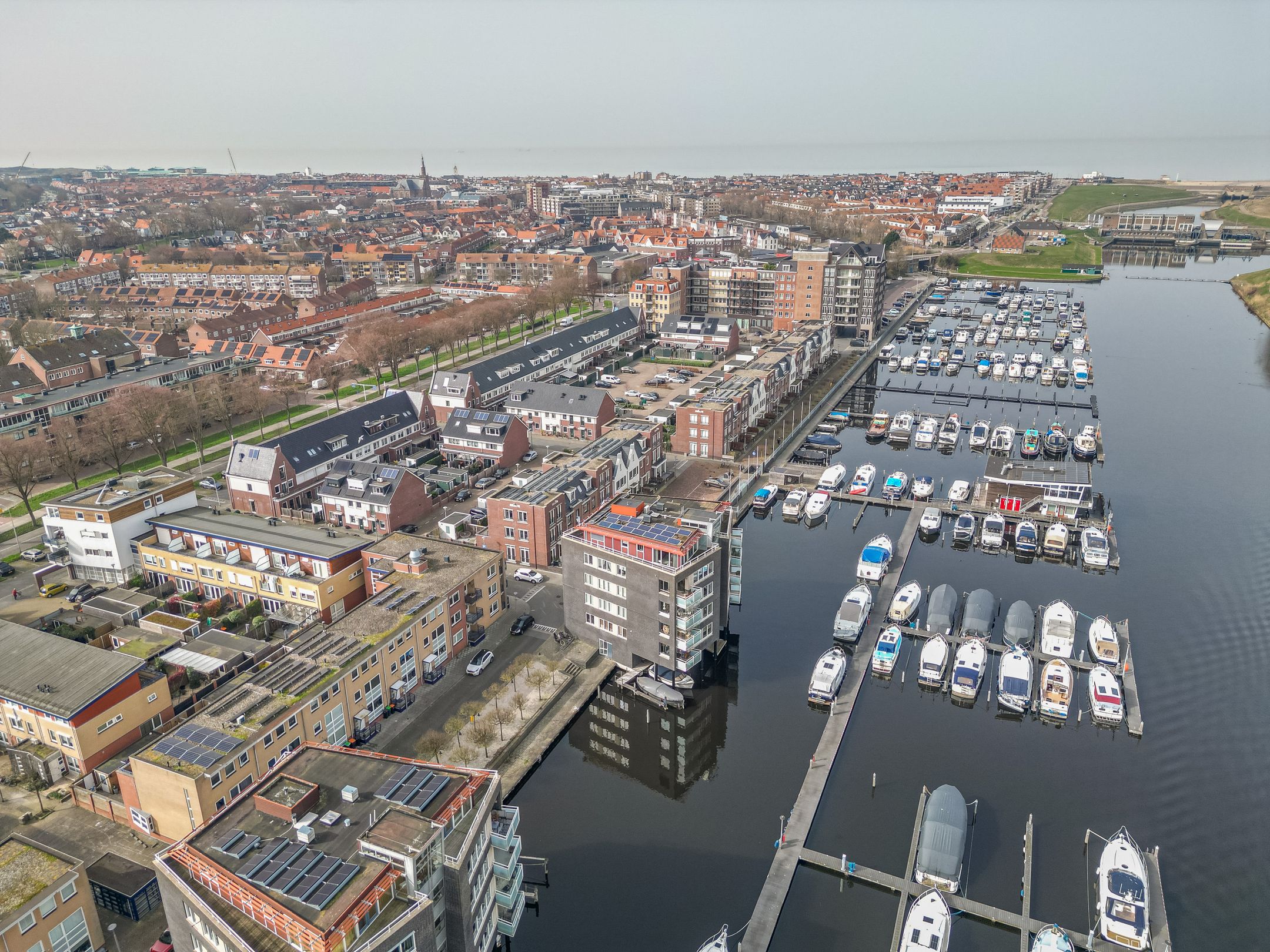 Spacious Corner Home with Harbor View in Katwijk — 39