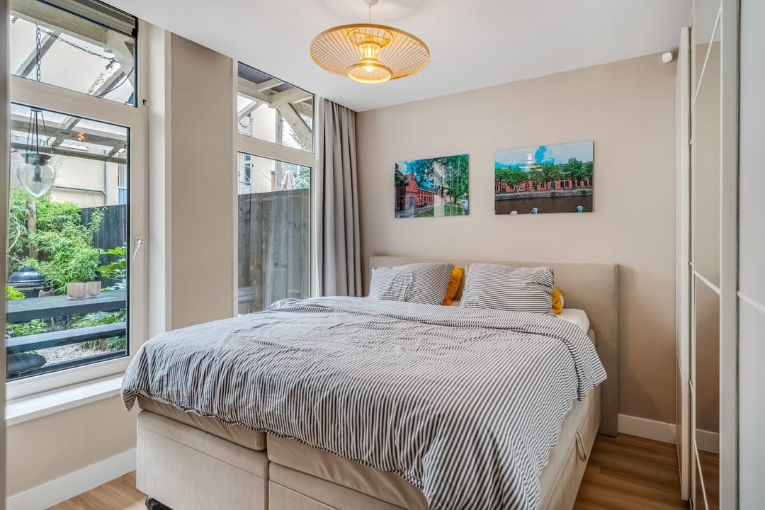 Renovated 2-bedroom apartment with south-facing garden near Westerpark — 15
