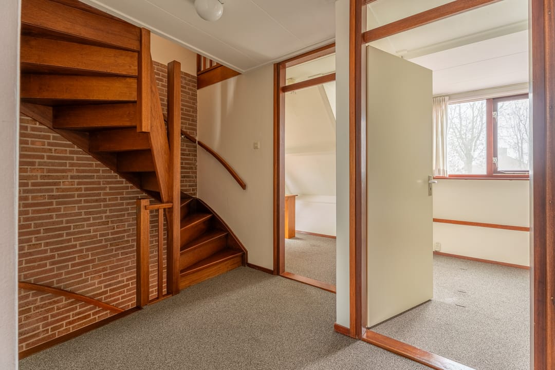 Spacious family home with sunny backyard located on the water — 22