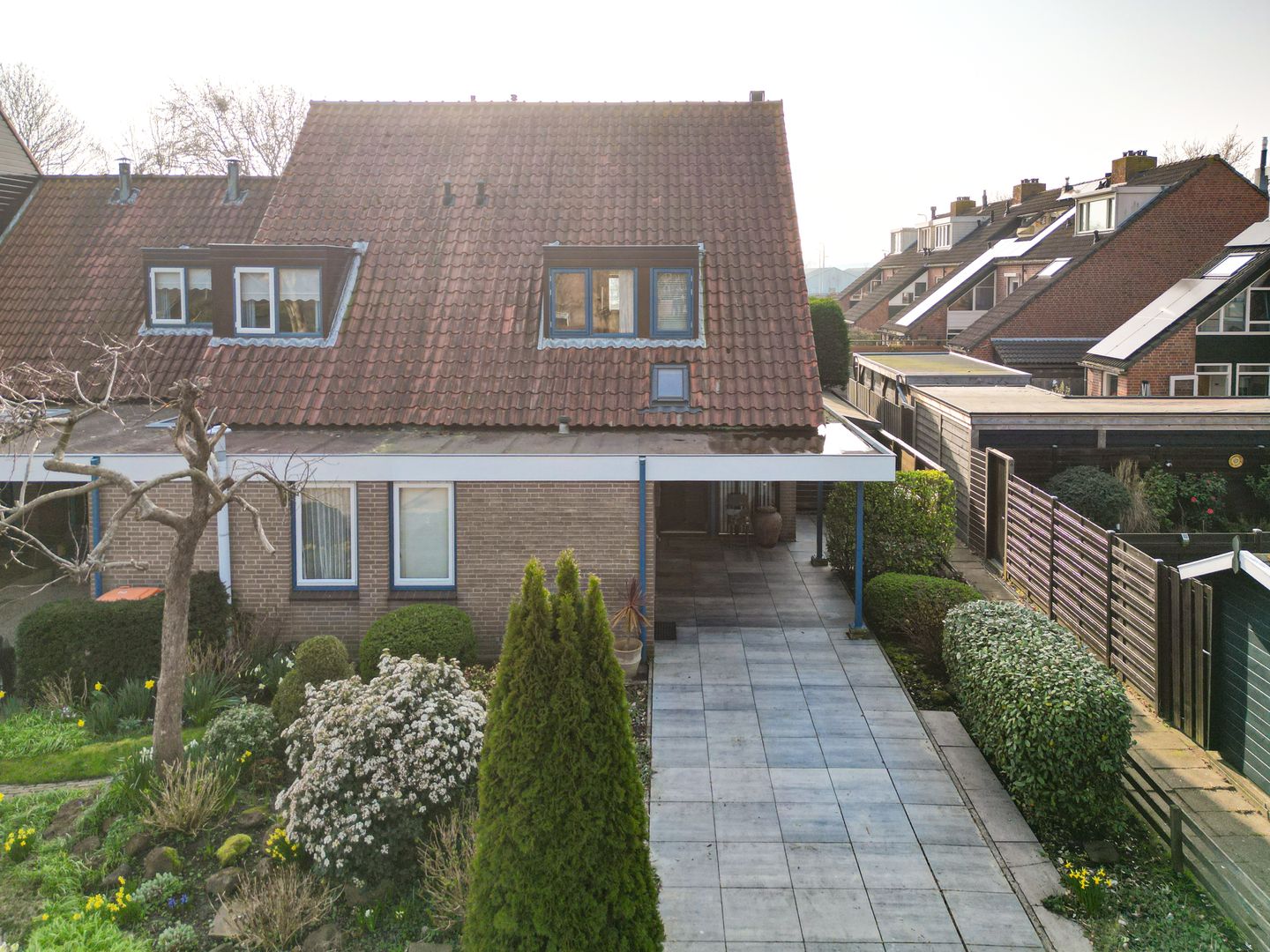 Spacious family home with sunny backyard located on the water — 29