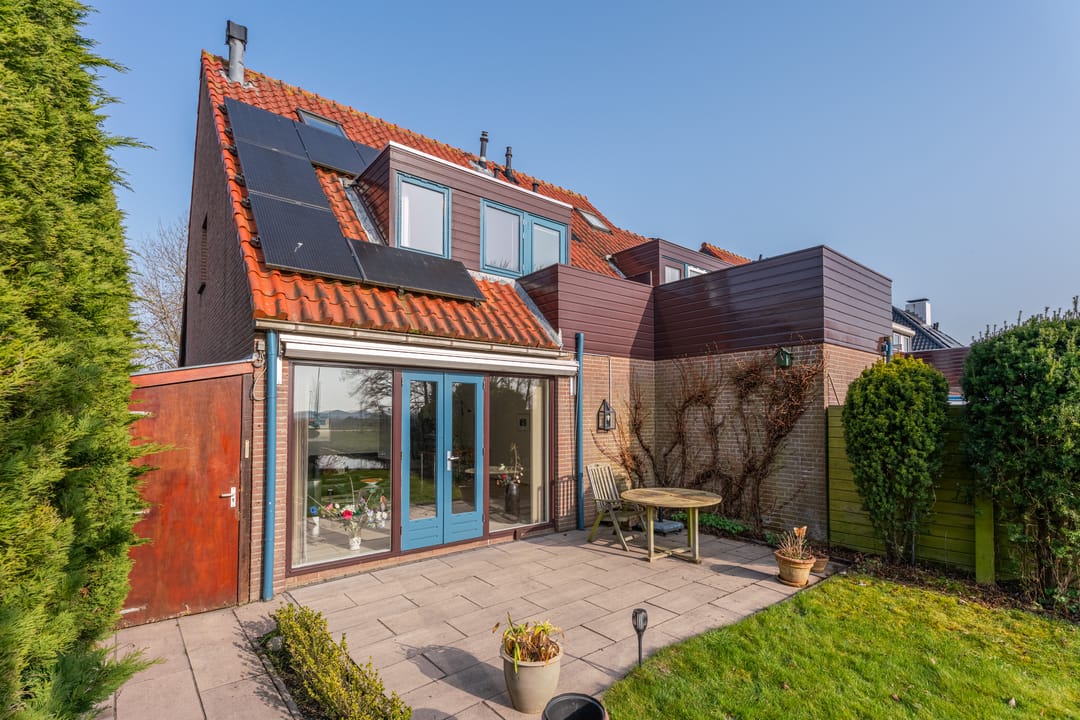 Spacious family home with sunny backyard located on the water — 26