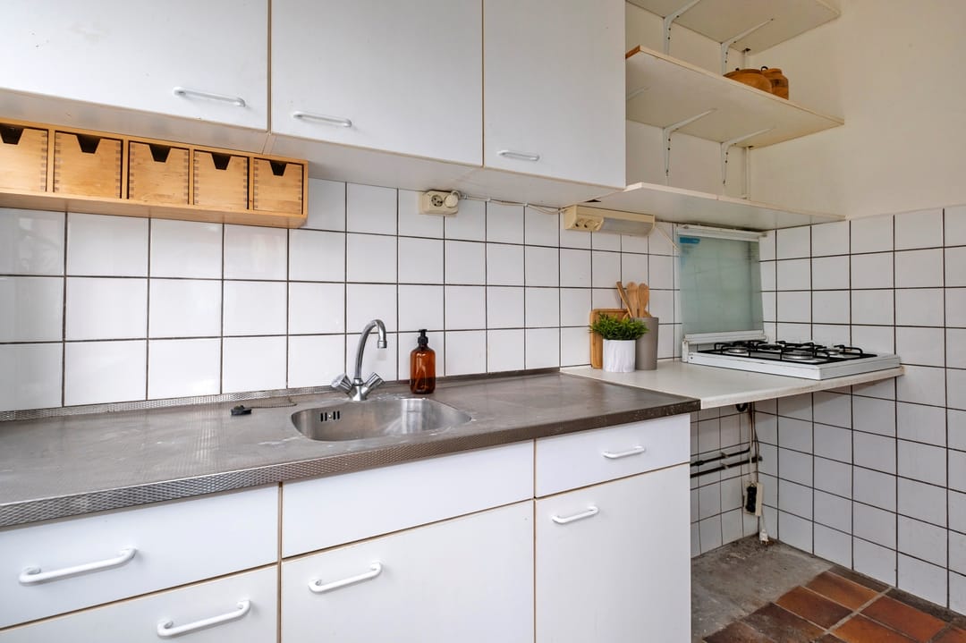 Characteristic 1930s Upper Apartment with 4 Bedrooms and Balcony in Groningen — 16