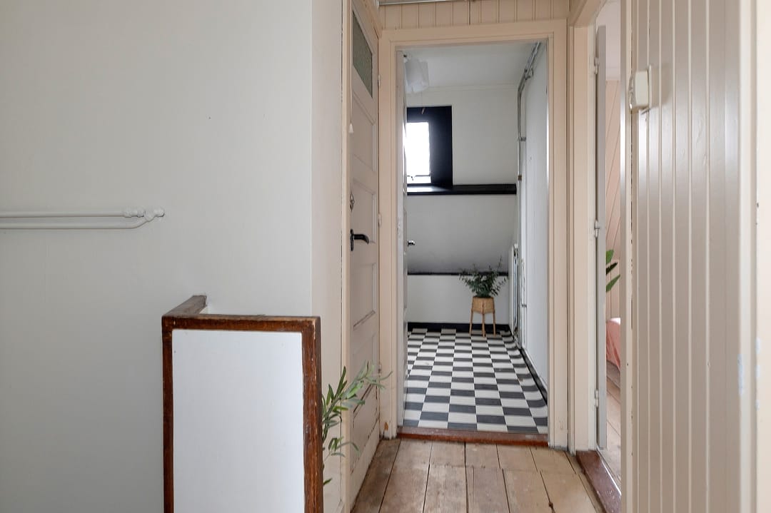 Characteristic 1930s Upper Apartment with 4 Bedrooms and Balcony in Groningen — 22