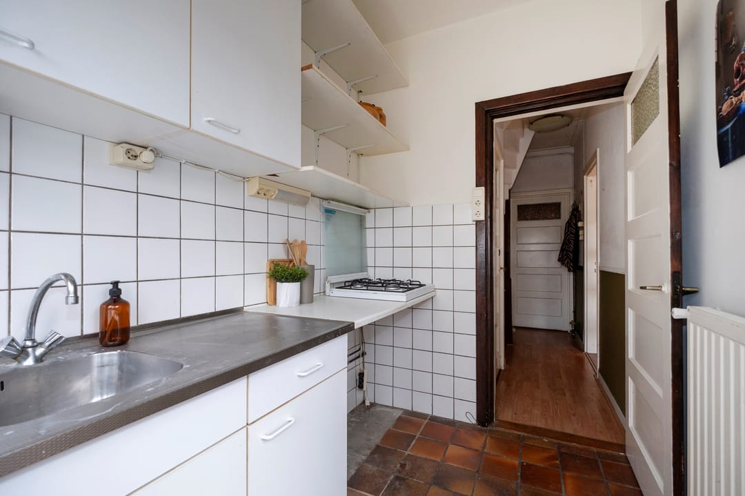 Characteristic 1930s Upper Apartment with 4 Bedrooms and Balcony in Groningen — 17