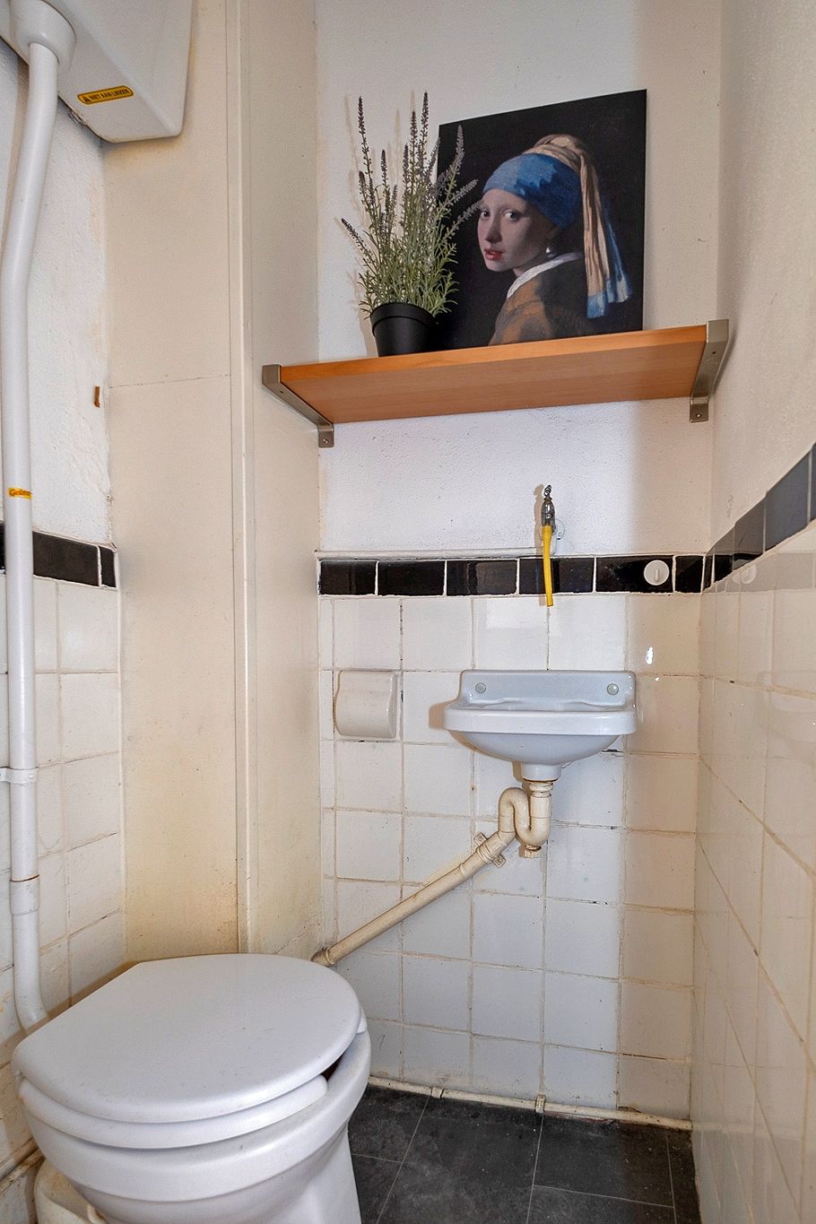Characteristic 1930s Upper Apartment with 4 Bedrooms and Balcony in Groningen — 21