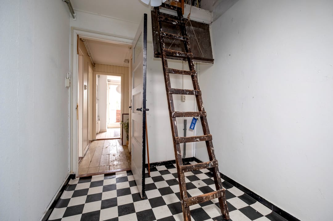 Characteristic 1930s Upper Apartment with 4 Bedrooms and Balcony in Groningen — 27