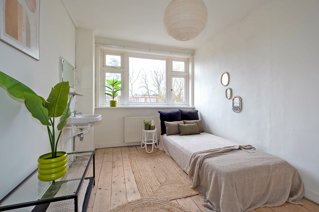 Characteristic 1930s Upper Apartment with 4 Bedrooms and Balcony in Groningen — 25