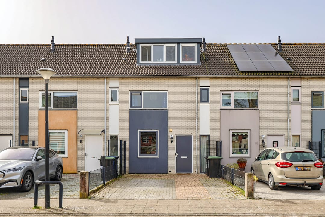 Luxury finished family home with energy label A and sunny southwest backyard in Almere — 42