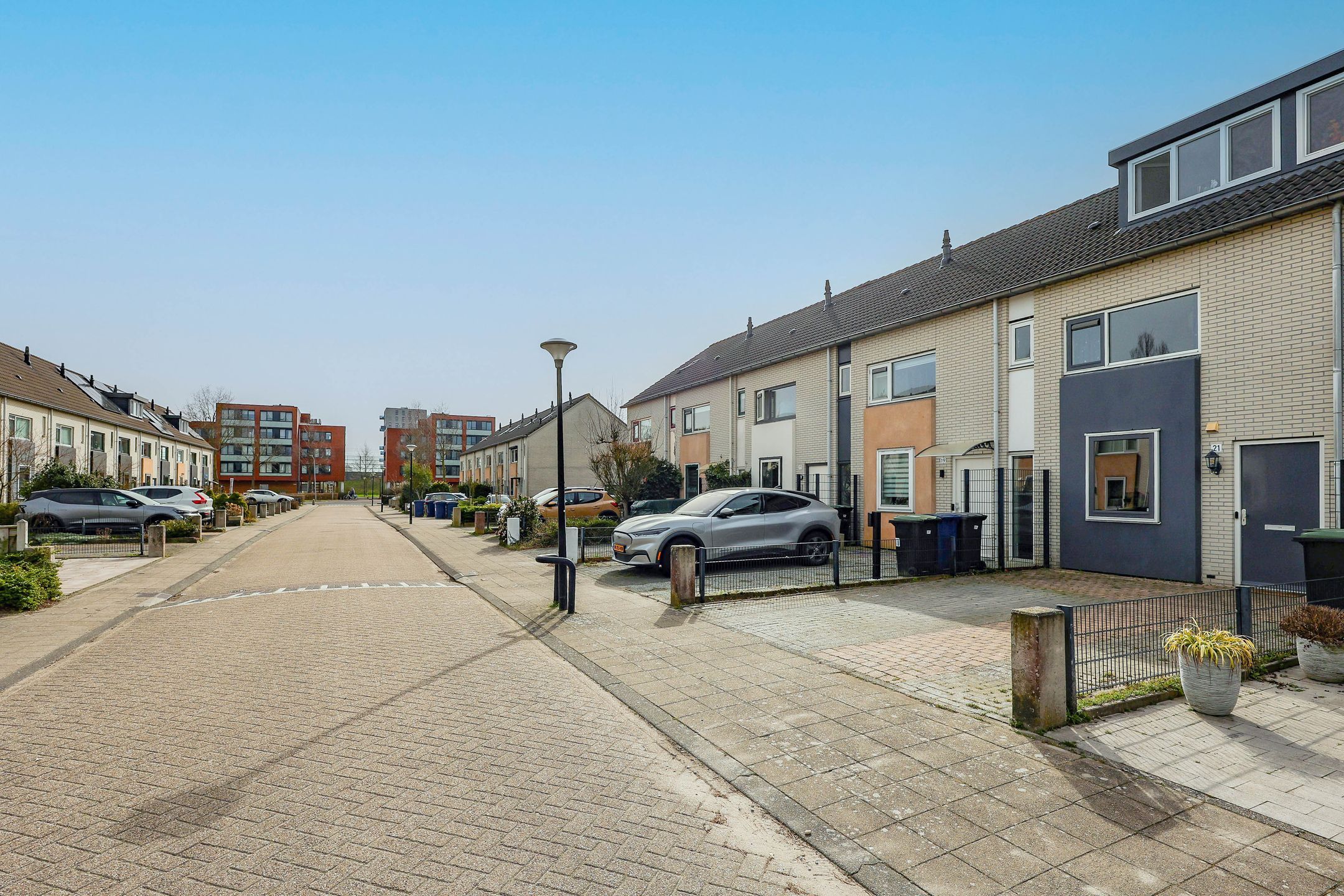 Luxury finished family home with energy label A and sunny southwest backyard in Almere — 44