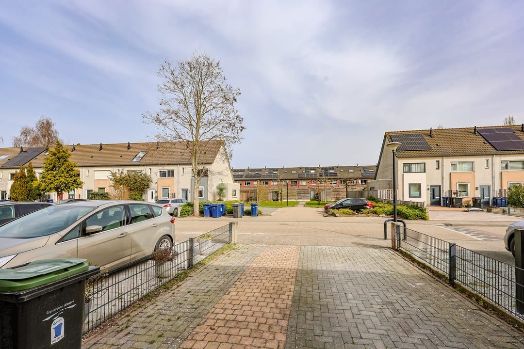 Luxury finished family home with energy label A and sunny southwest backyard in Almere — 45