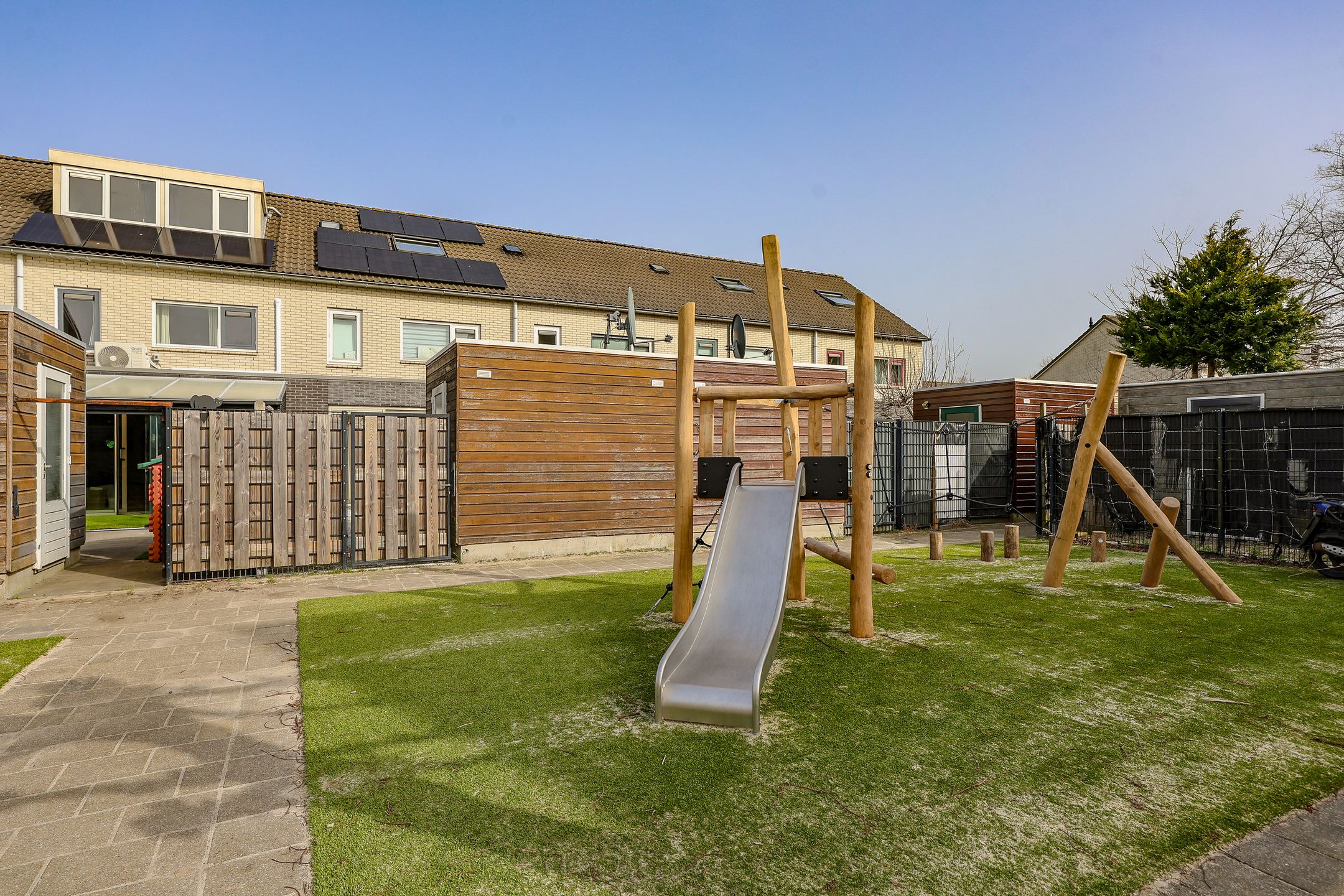 Luxury finished family home with energy label A and sunny southwest backyard in Almere — 47