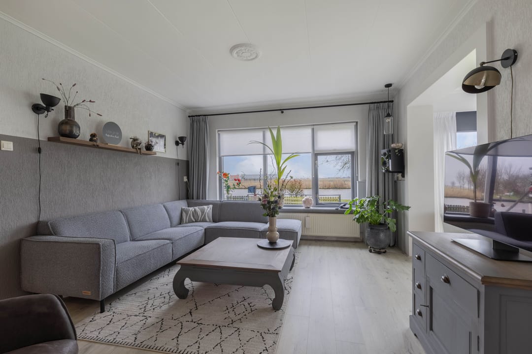 Spacious detached semi-bungalow with panoramic water views — 7