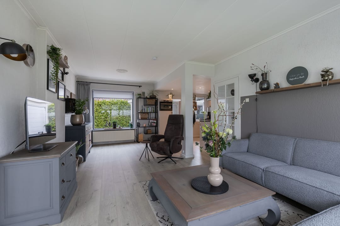 Spacious detached semi-bungalow with panoramic water views — 8