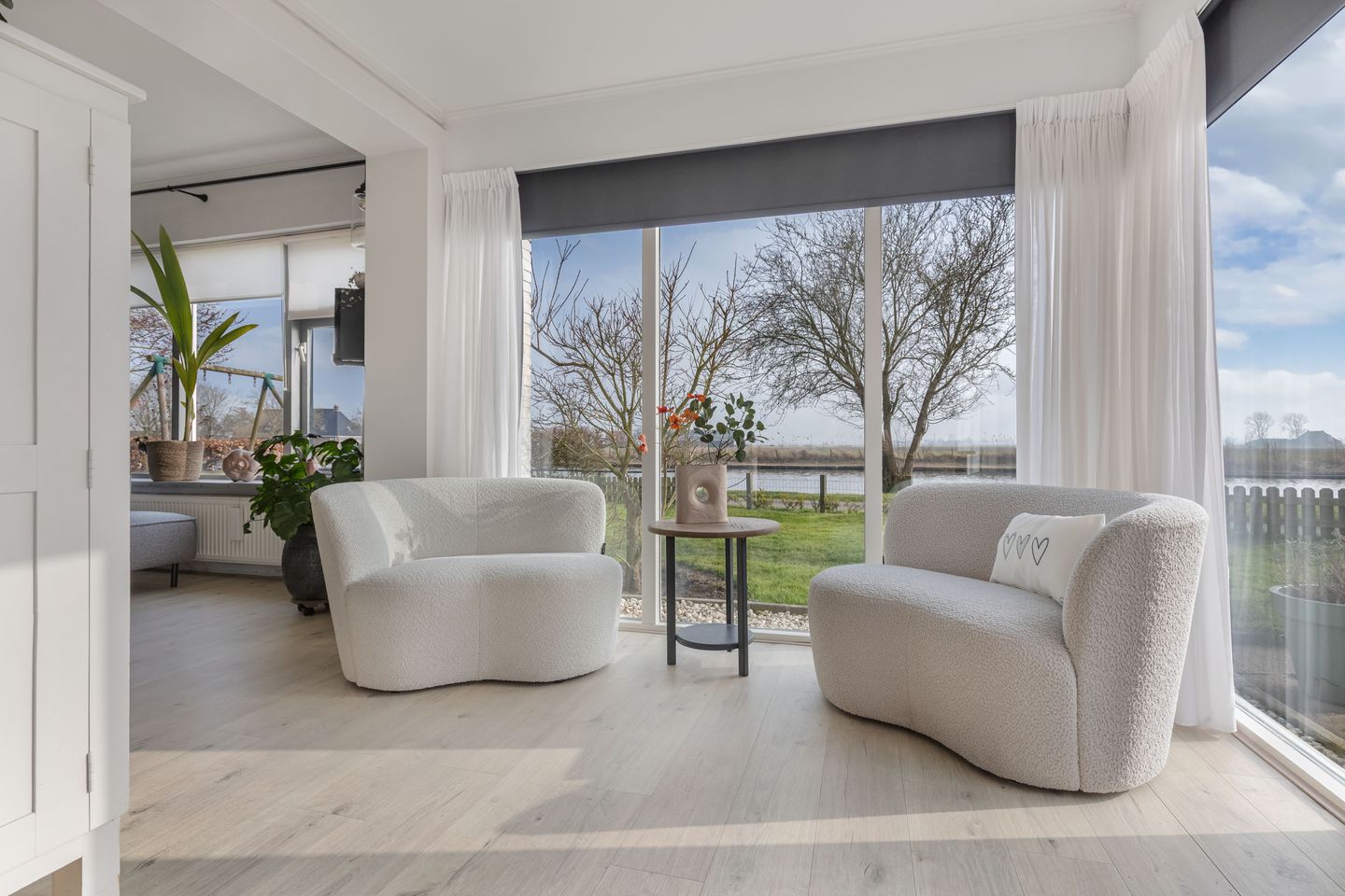 Spacious detached semi-bungalow with panoramic water views — 10