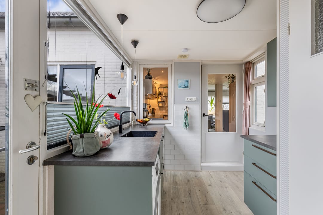 Spacious detached semi-bungalow with panoramic water views — 17