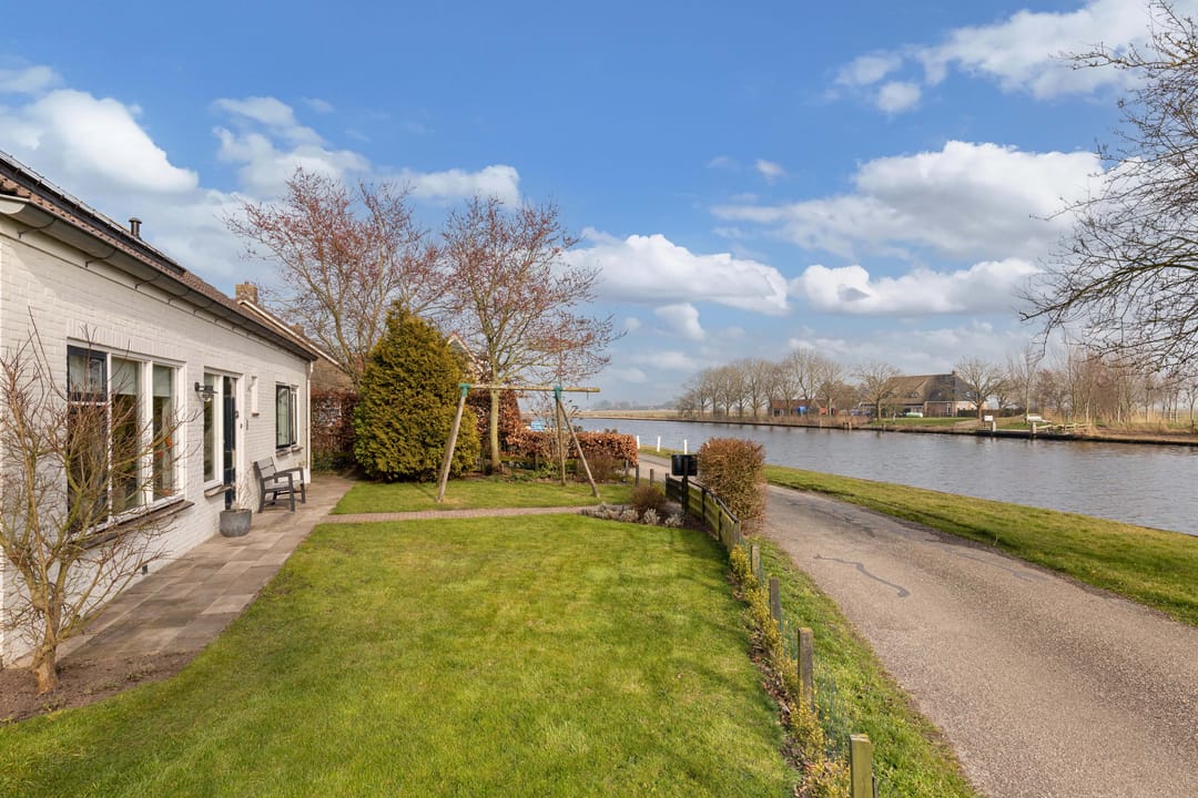 Spacious detached semi-bungalow with panoramic water views — 32