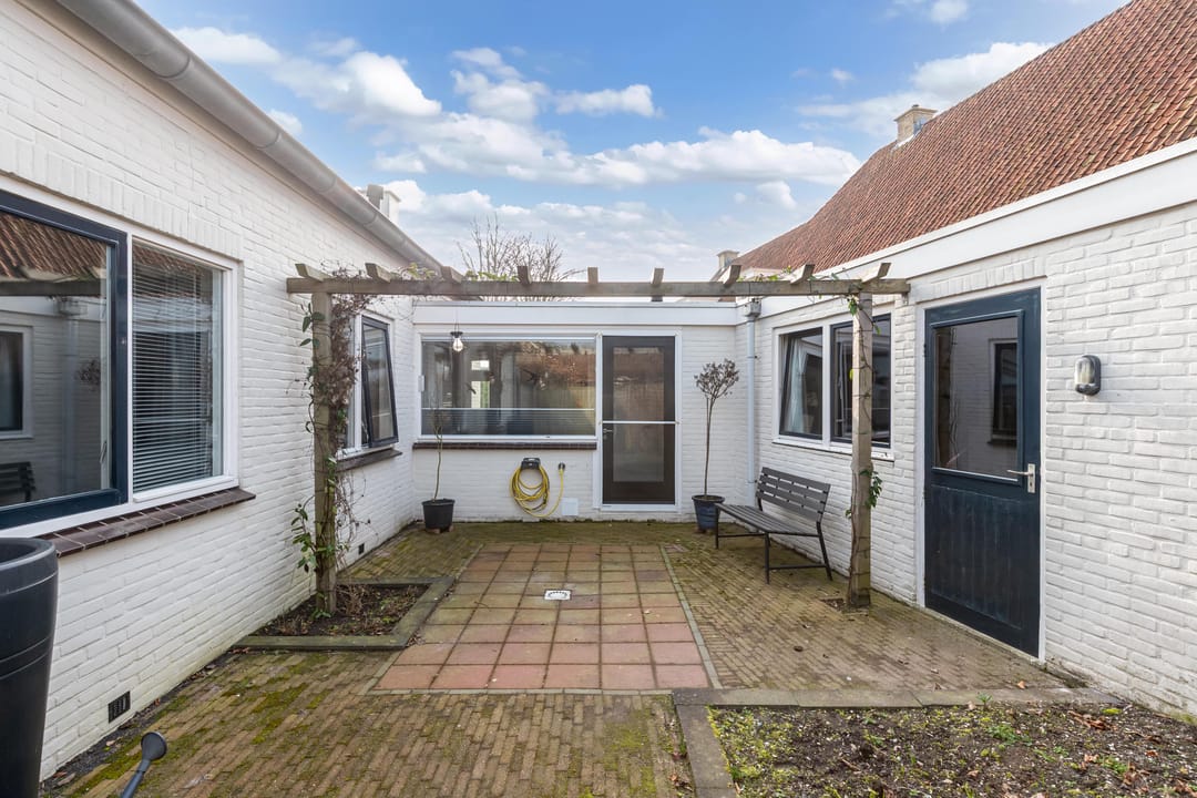 Spacious detached semi-bungalow with panoramic water views — 37