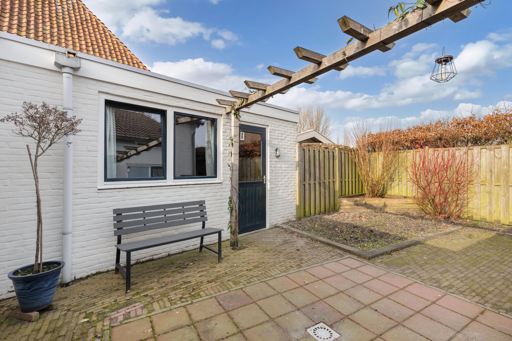 Spacious detached semi-bungalow with panoramic water views — 39