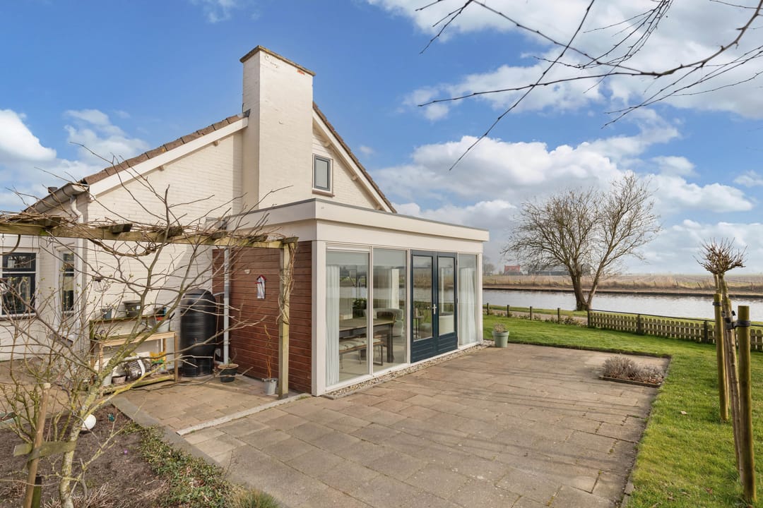 Spacious detached semi-bungalow with panoramic water views — 41