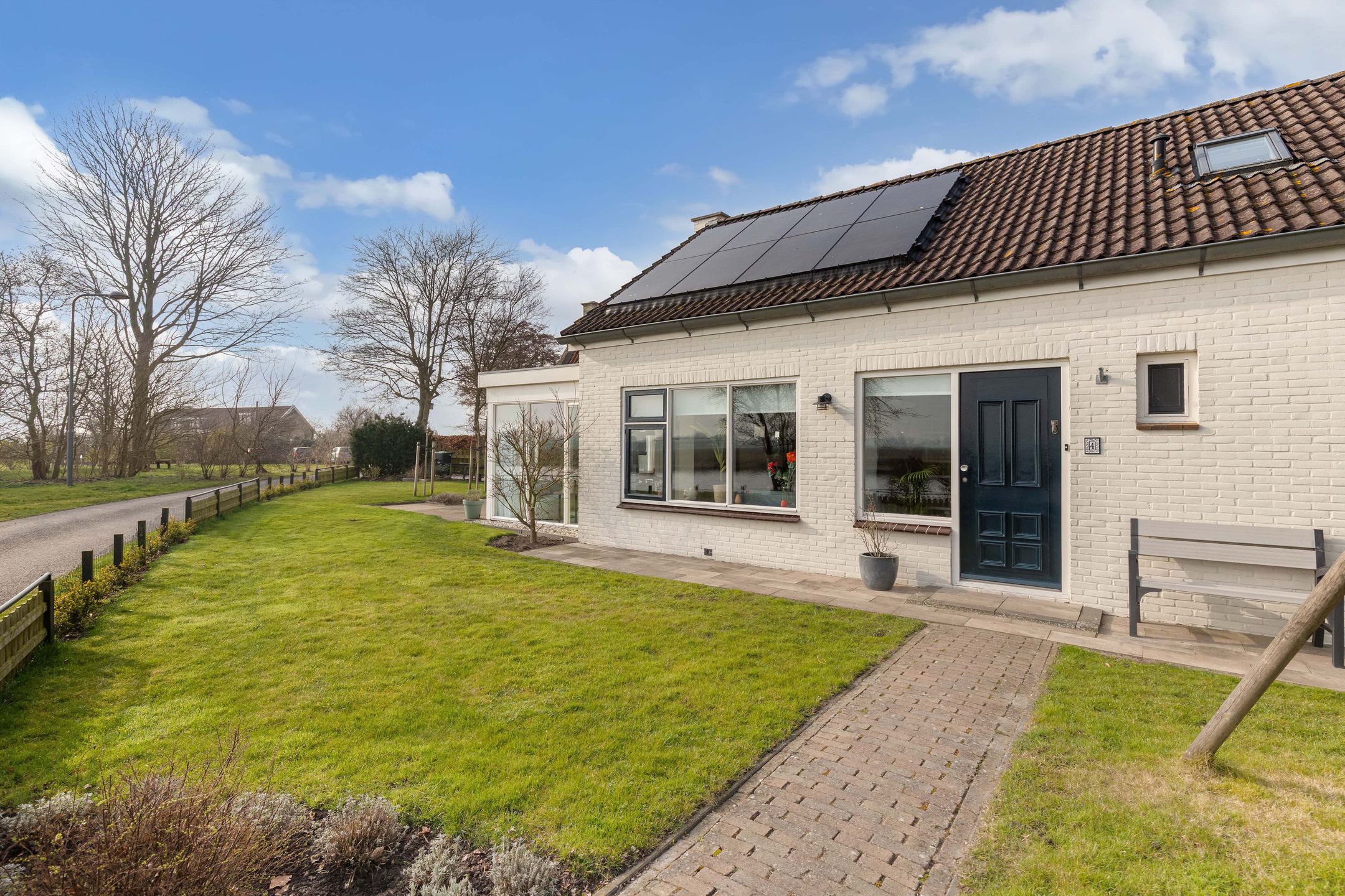 Spacious detached semi-bungalow with panoramic water views — 42