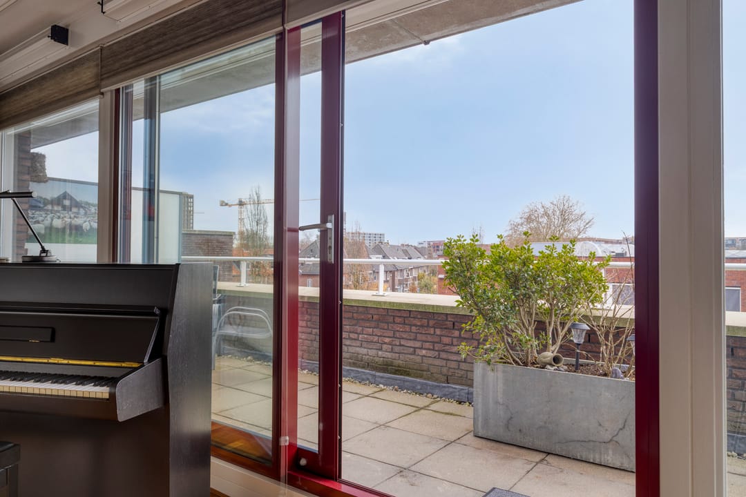 Spacious Top Floor Apartment with Sunny Roof Terrace in Belcrum — 12