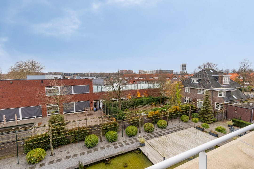 Spacious Top Floor Apartment with Sunny Roof Terrace in Belcrum — 15