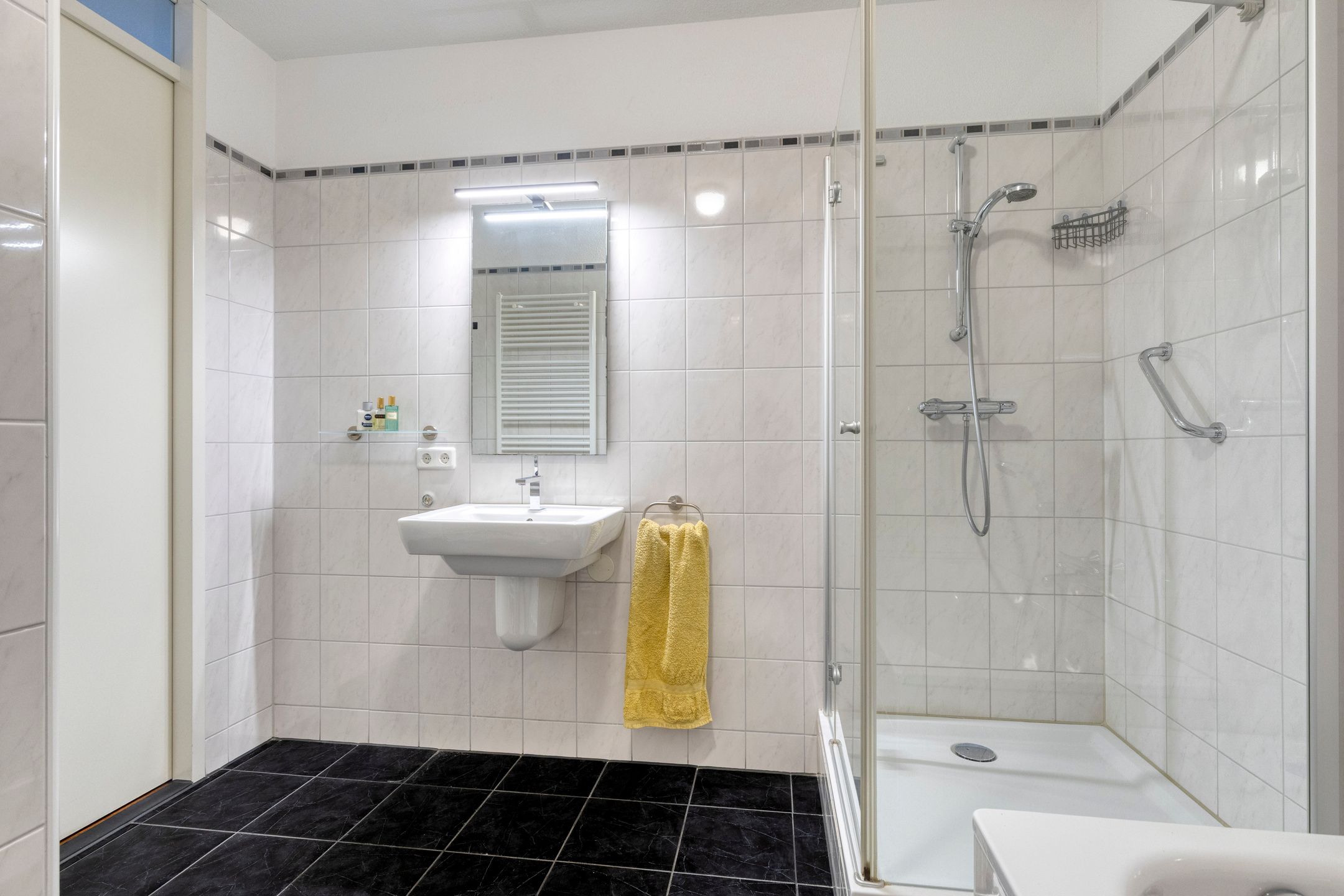 Spacious Top Floor Apartment with Sunny Roof Terrace in Belcrum — 23
