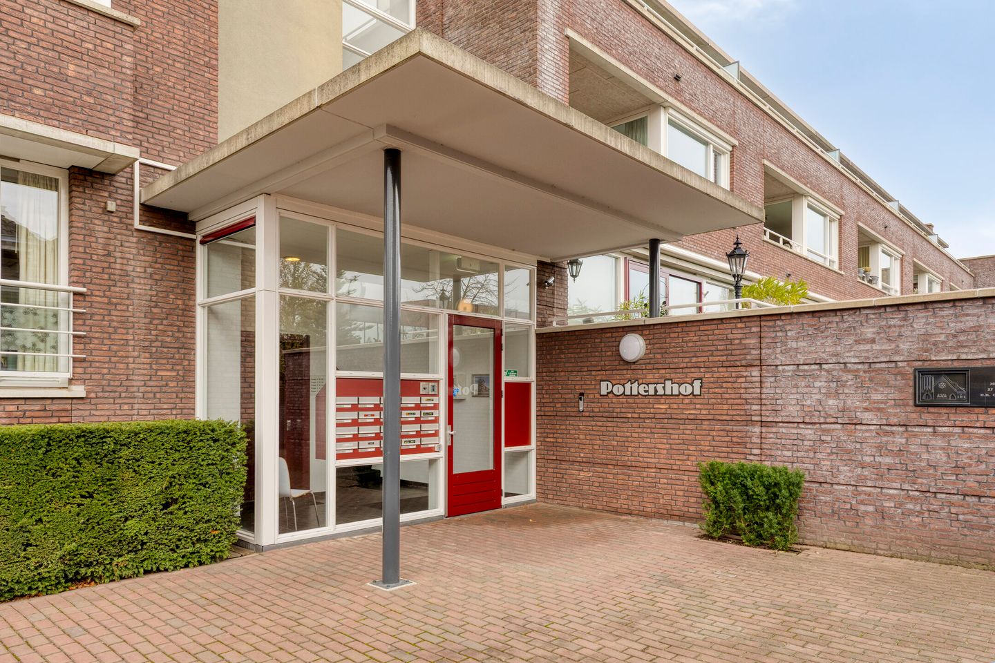 Spacious Top Floor Apartment with Sunny Roof Terrace in Belcrum — 28