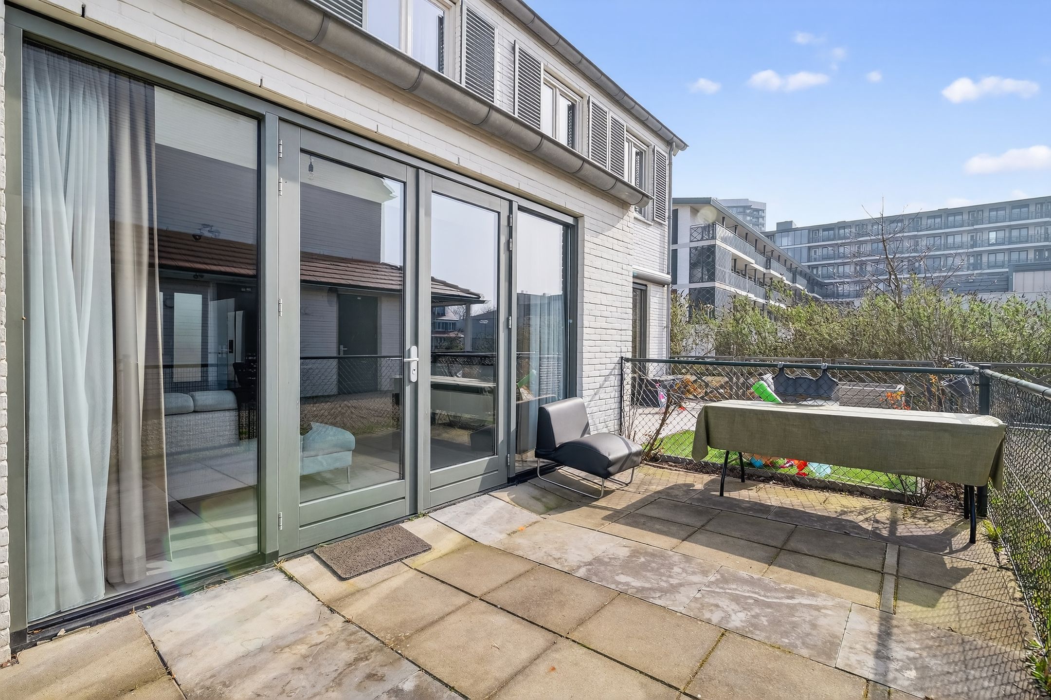 Modern family home with veranda in green Mi Oso — 18