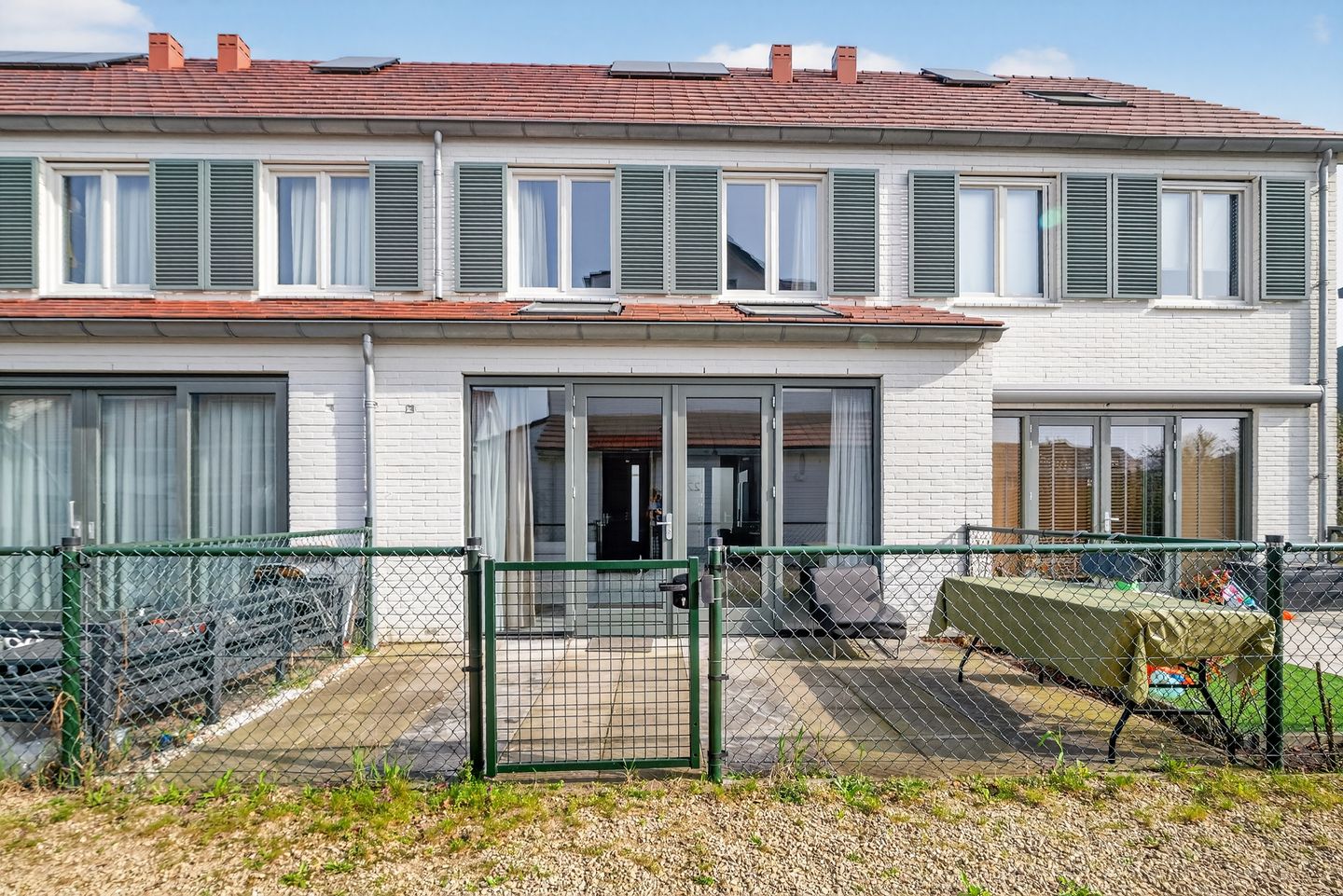 Modern family home with veranda in green Mi Oso — 19