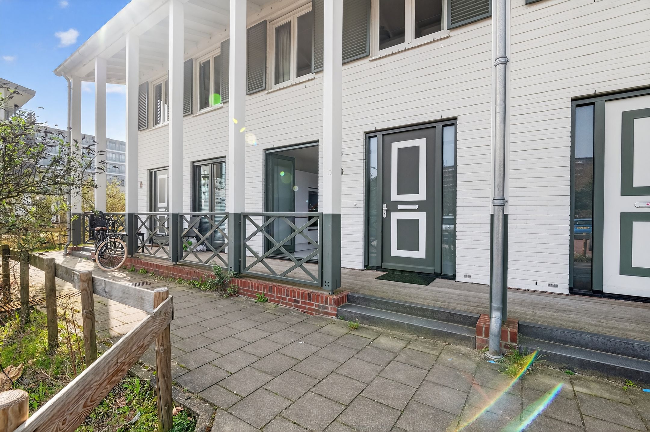 Modern family home with veranda in green Mi Oso — 33