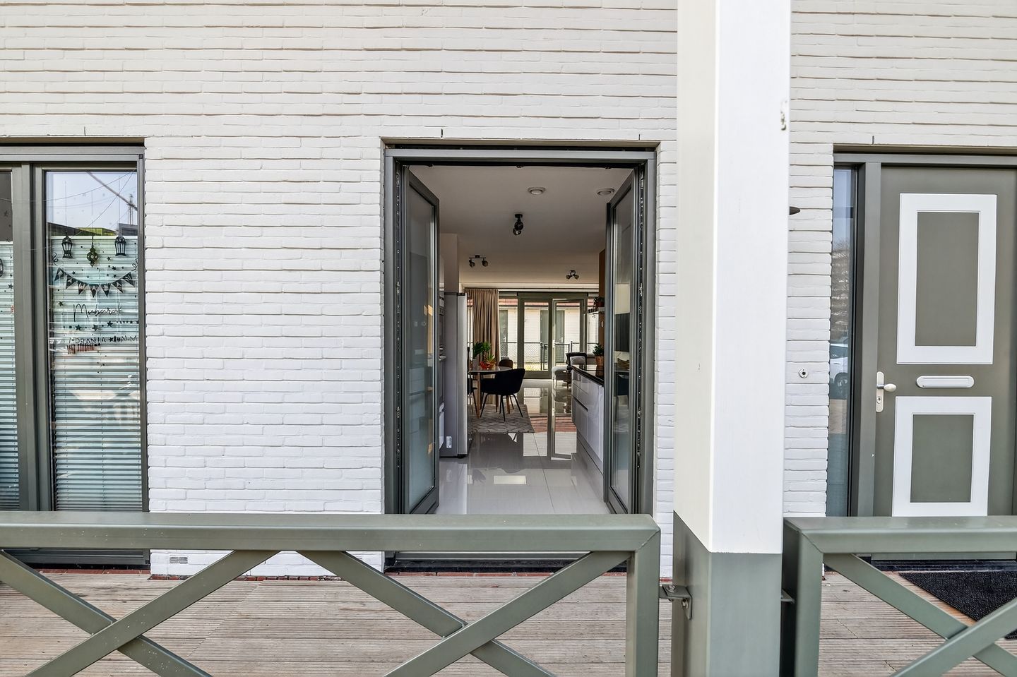 Modern family home with veranda in green Mi Oso — 34