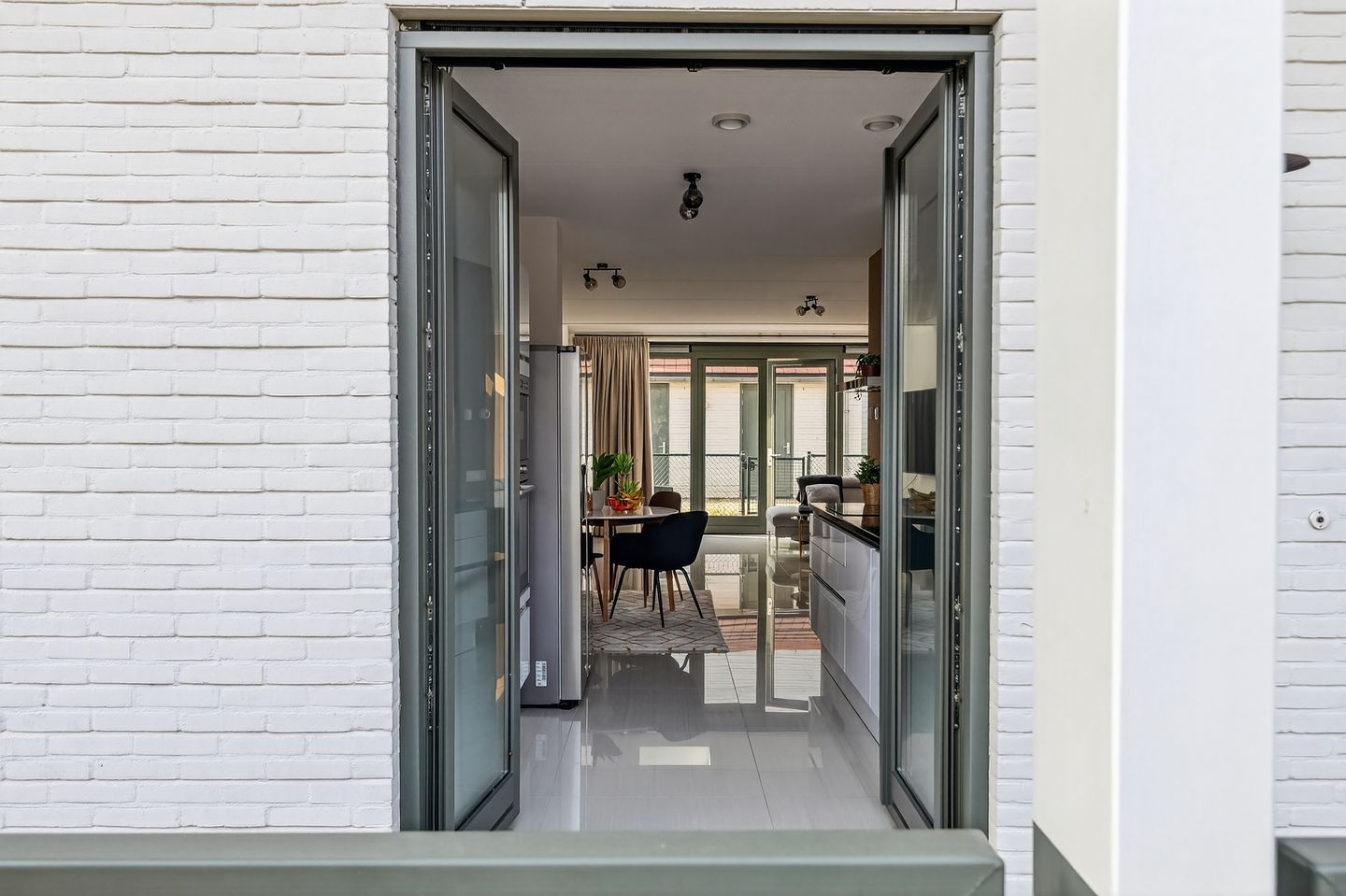 Modern family home with veranda in green Mi Oso — 35
