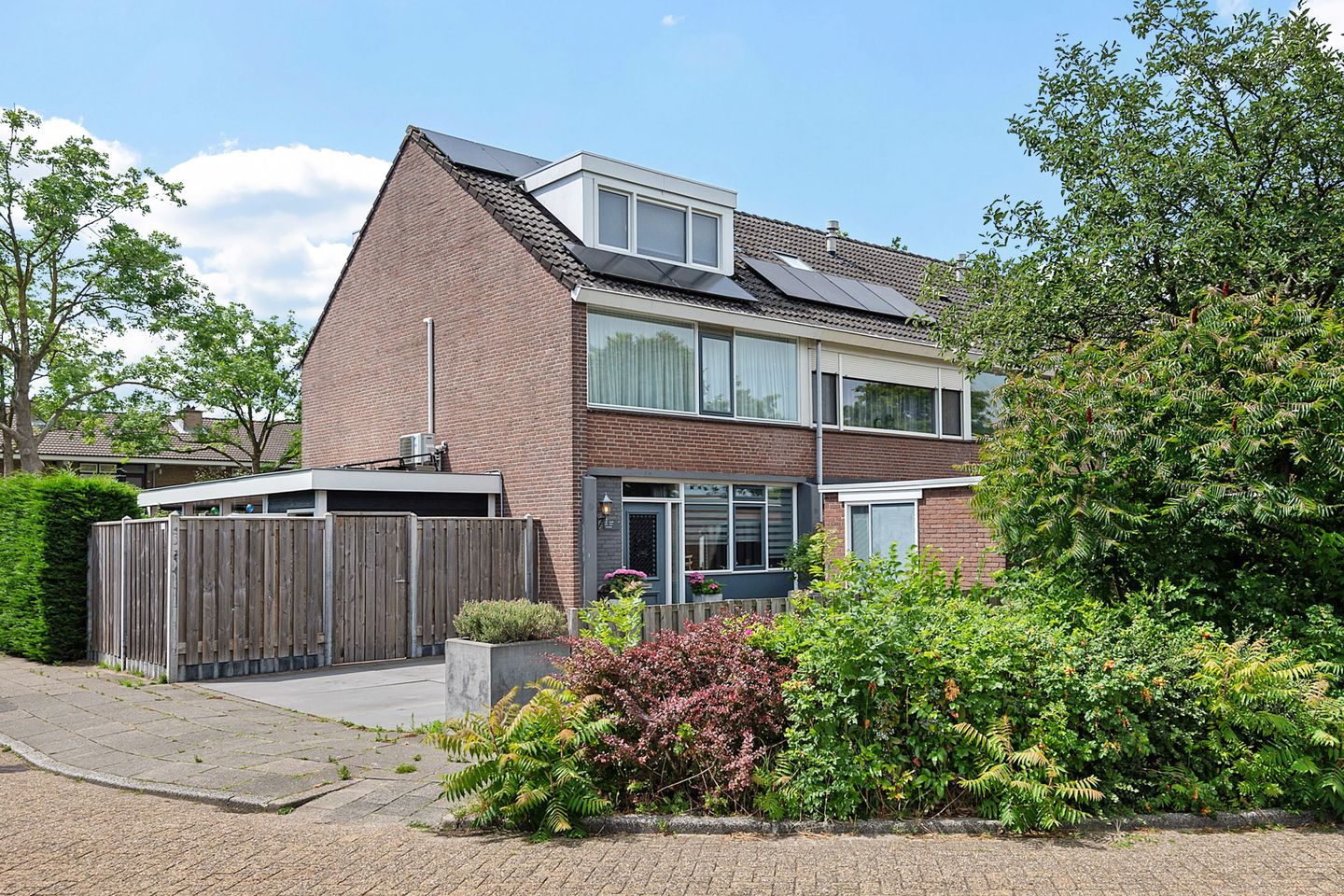 Eye-catching corner house on 260 m² plot with luxury veranda — 33