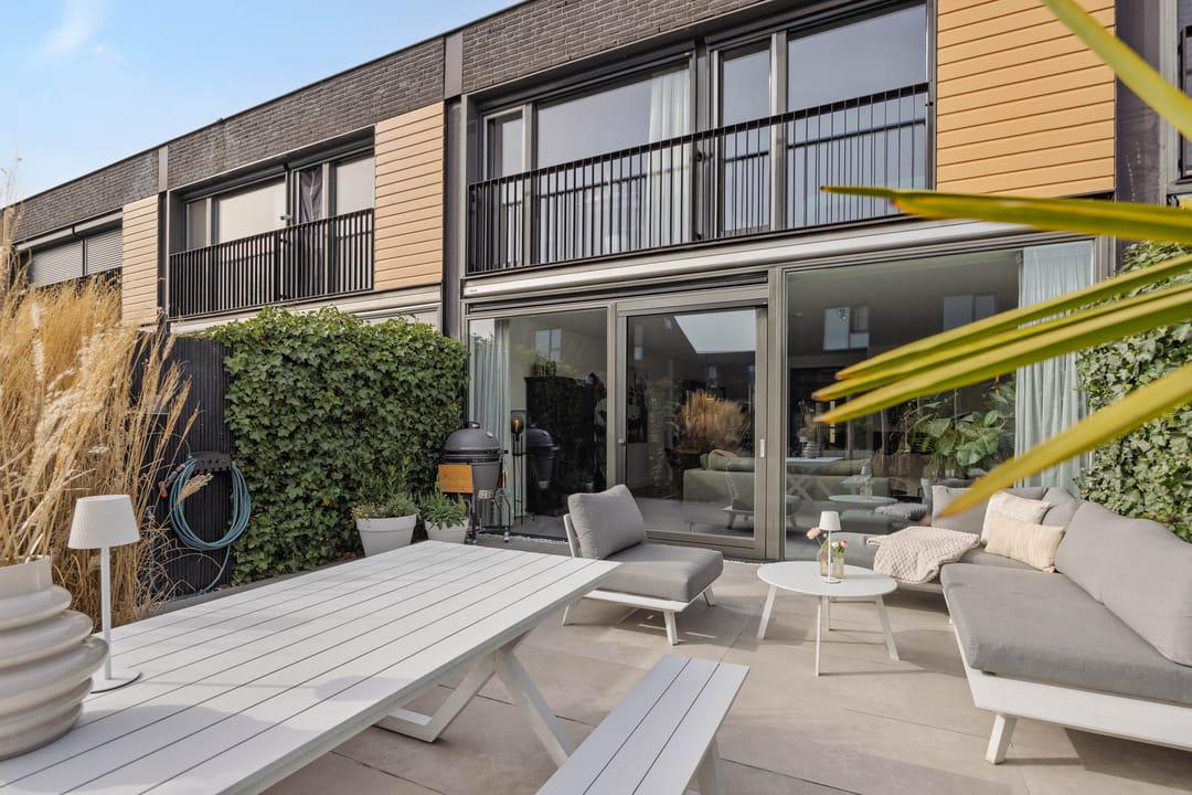 Modern Waterfront Family Home with Private Dock and Four Bedrooms — 16