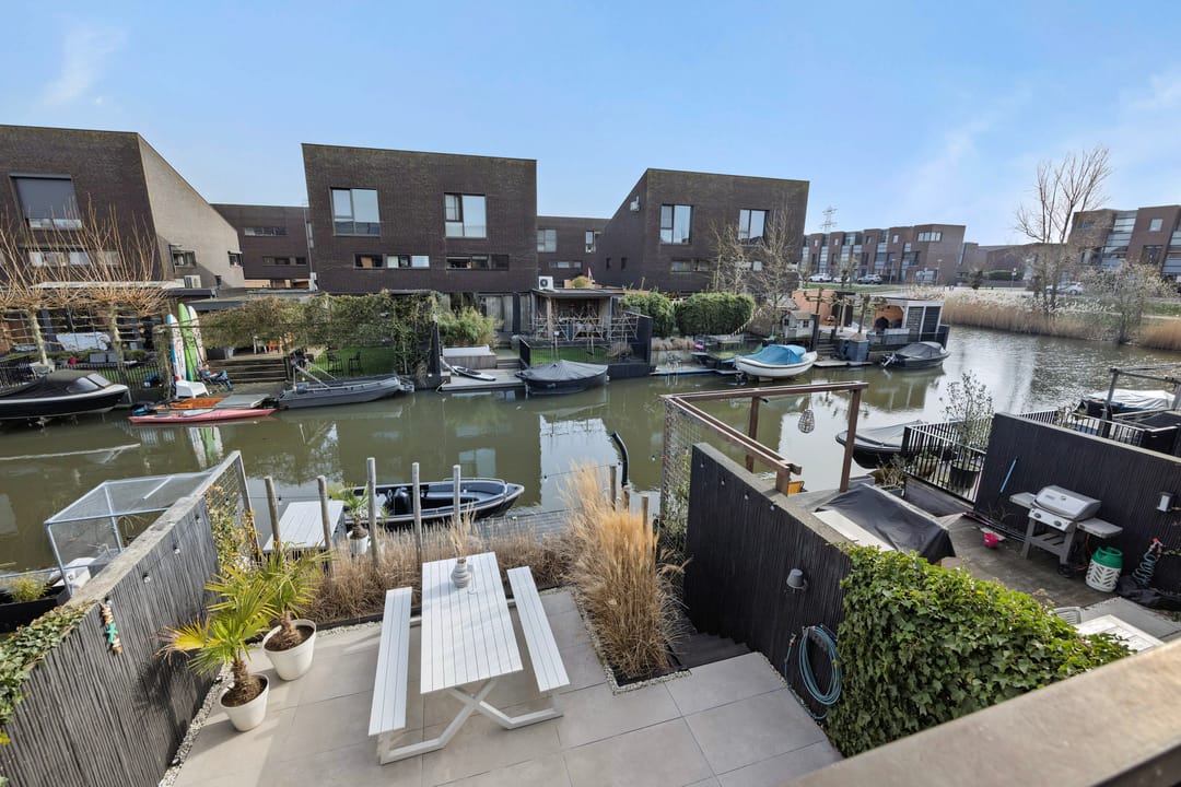 Modern Waterfront Family Home with Private Dock and Four Bedrooms — 37