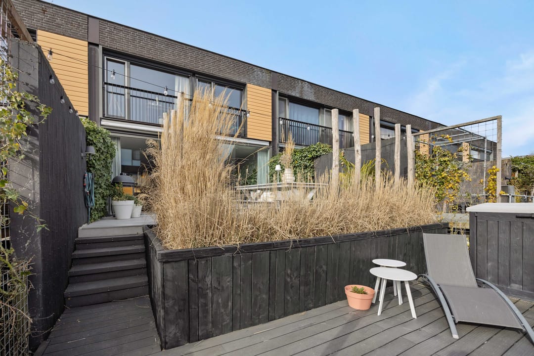 Modern Waterfront Family Home with Private Dock and Four Bedrooms — 38