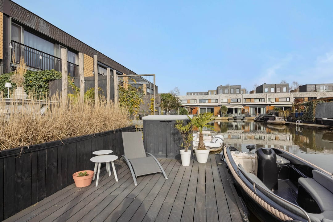 Modern Waterfront Family Home with Private Dock and Four Bedrooms — 41