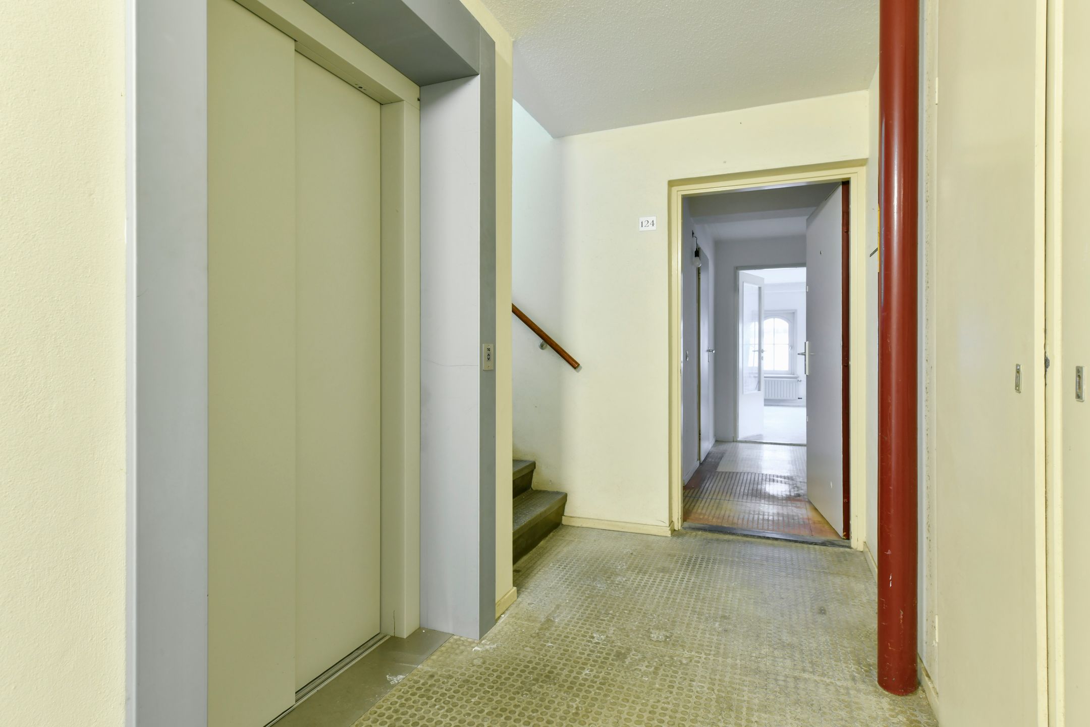 Charming corner apartment with lift in characteristic warehouse building with shared courtyard — 12