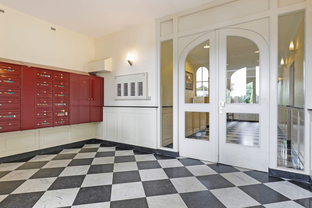 Charming corner apartment with lift in characteristic warehouse building with shared courtyard — 17