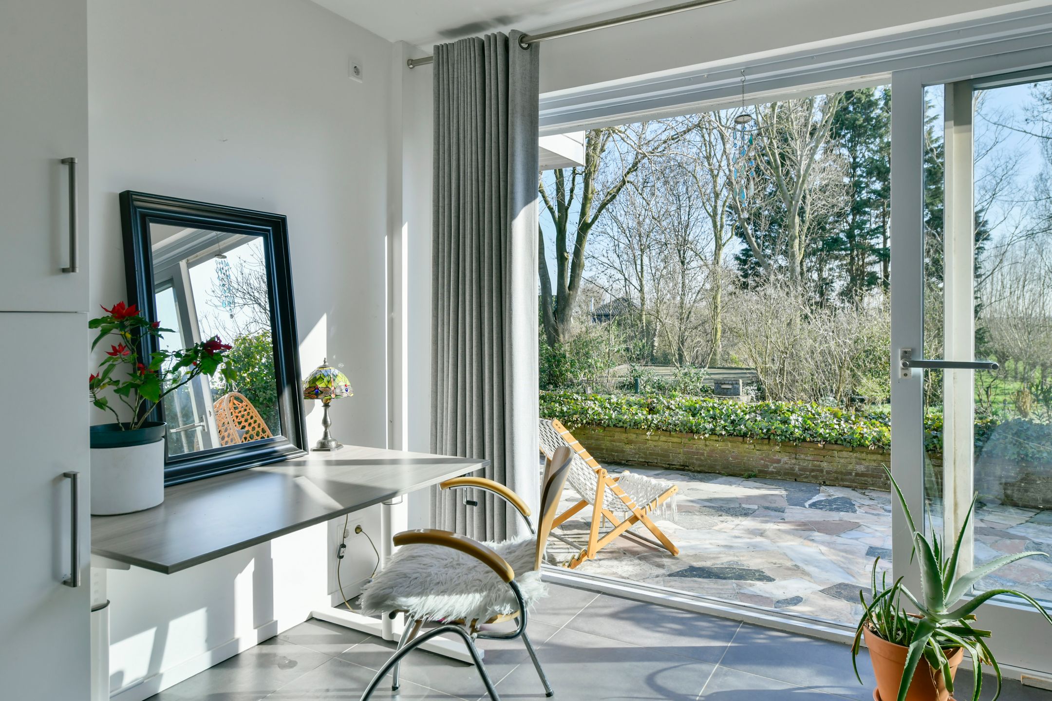 Blikvanger Dijk van een familiehuis aan open vaarwater met geweldig grote tuin — 13