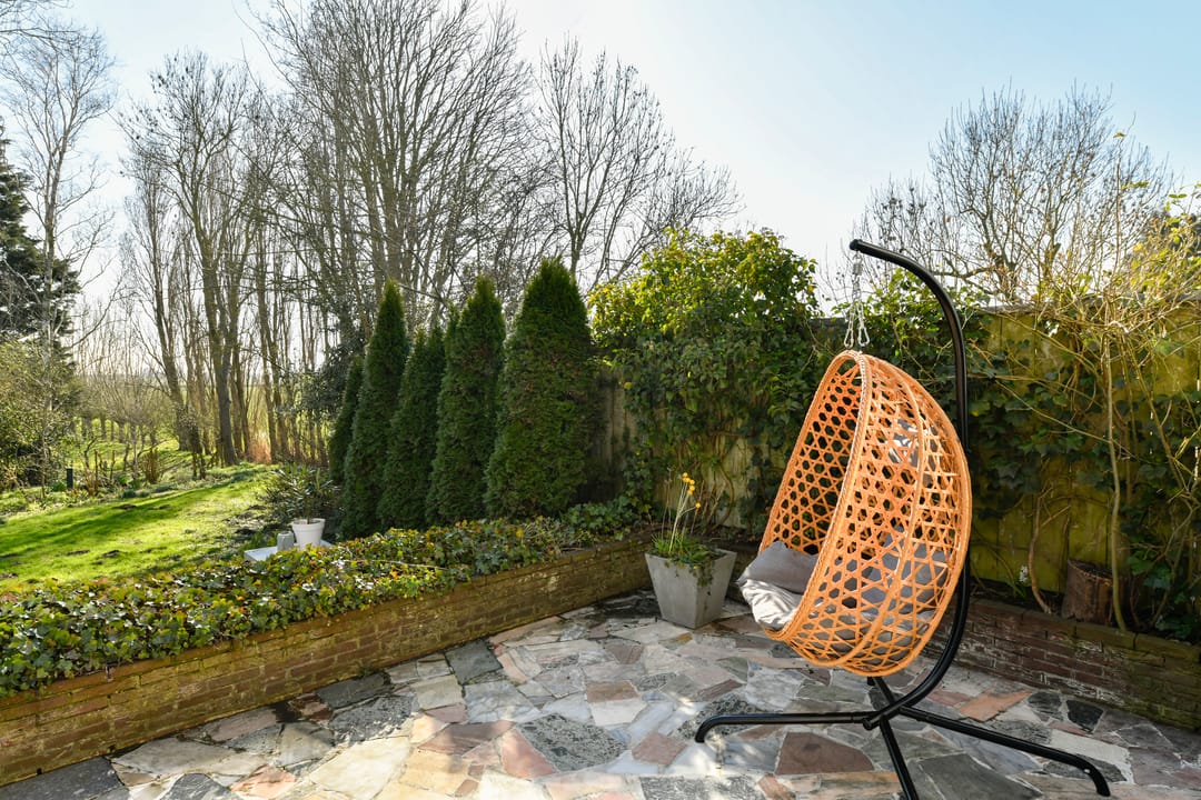 Blikvanger Dijk van een familiehuis aan open vaarwater met geweldig grote tuin — 14