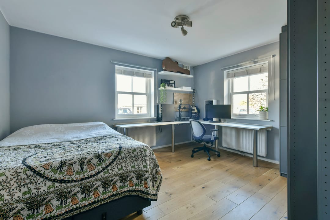 Blikvanger Dijk van een familiehuis aan open vaarwater met geweldig grote tuin — 20