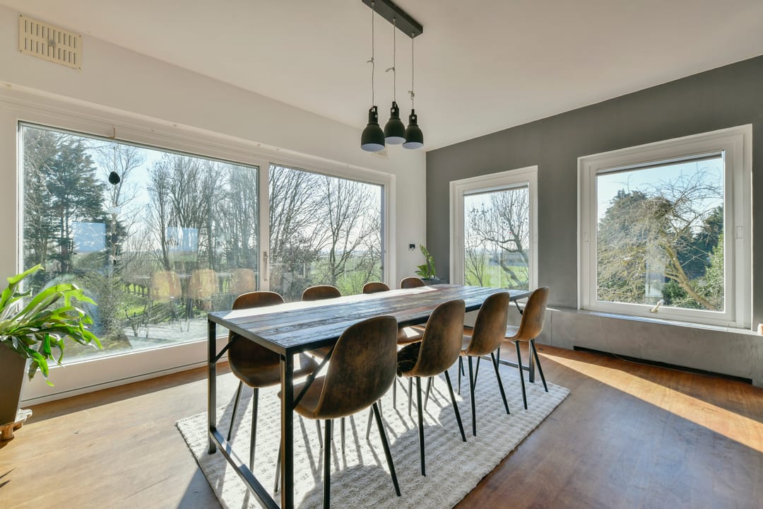 Blikvanger Dijk van een familiehuis aan open vaarwater met geweldig grote tuin — 26
