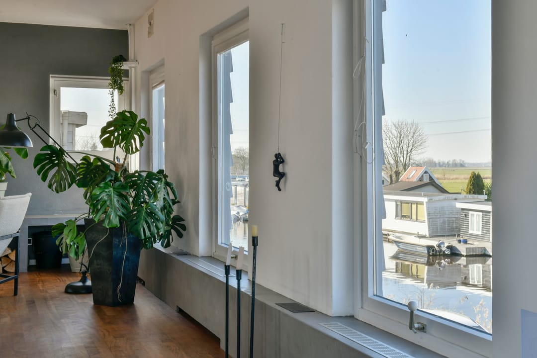 Blikvanger Dijk van een familiehuis aan open vaarwater met geweldig grote tuin — 30