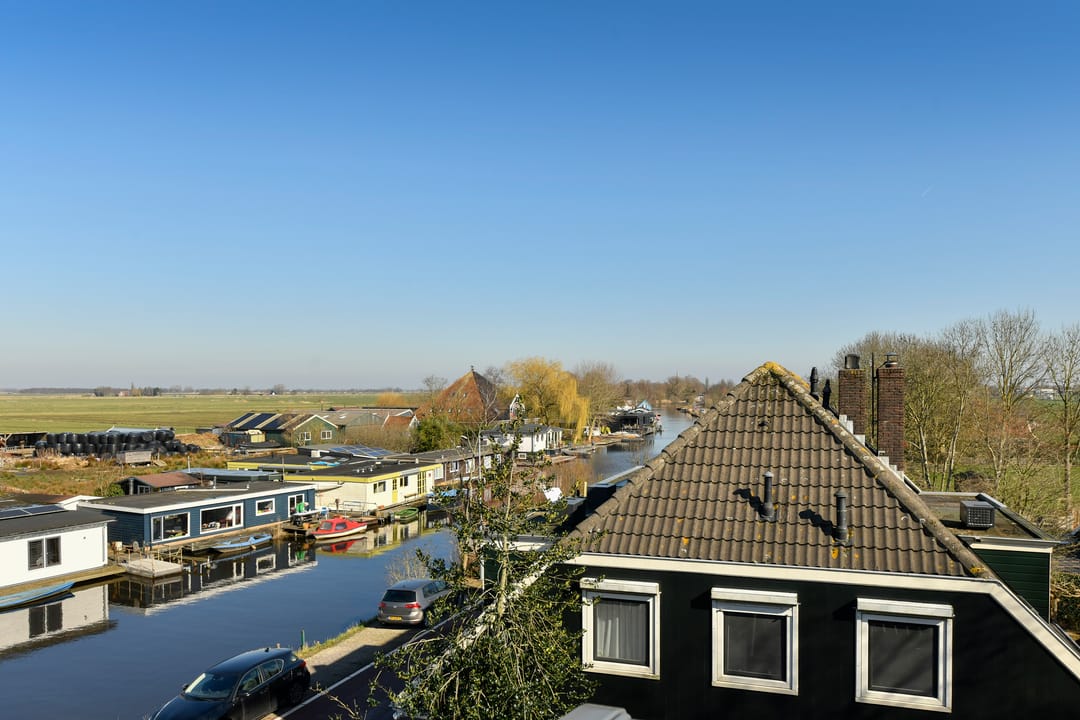 Blikvanger Dijk van een familiehuis aan open vaarwater met geweldig grote tuin — 40
