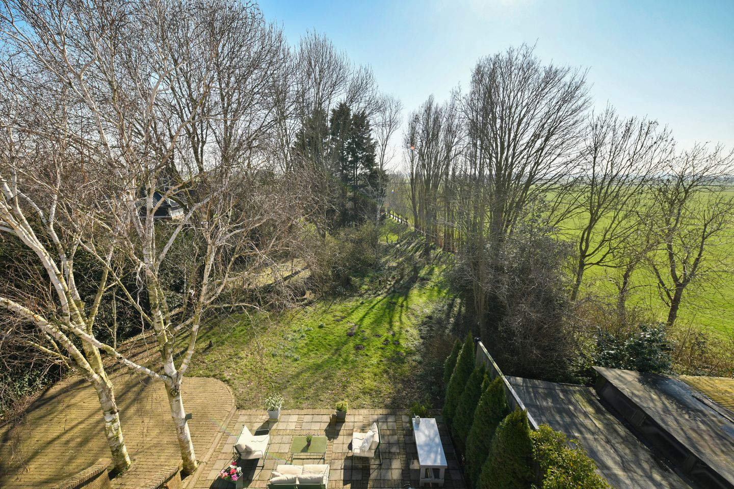 Blikvanger Dijk van een familiehuis aan open vaarwater met geweldig grote tuin — 41